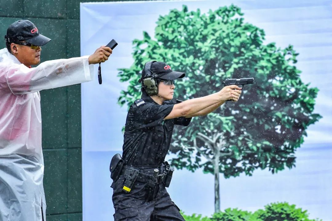 加拿大运动员在射击比赛中取得好成绩
